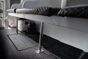 座席下スペース